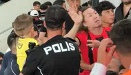 Tribünde Minik Taraftara Skandal Müdahale! Zorla Formasını Çıkardılar