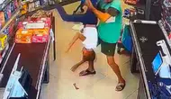 Markette Dehşet! Çocuğu Rafların Arasında Yakalayıp Yere Vurdu
