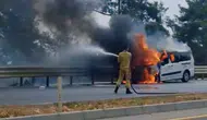 Erdemli'de Seyir Halindeki Hafif Ticari Araç Alev Alev Yandı
