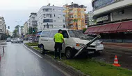 Antalya Manavgat’ta Yağmur Kazası: Kamyonet Refüje Çıktı
