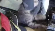 Motor Kısmında Mahsur Kaldı! İtfaiyecinin “Minnoş” Sözleri Yürekleri Isıttı