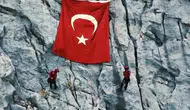 Antalya'da JAK Timinden Nefes Kesen Zafer Tırmanışı