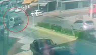 Manavgat'ta Sağa Yanaştı, Sola Kırdı! Araca Çarptığı Anlar Kamerada