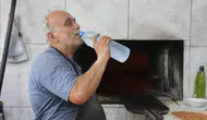 Hatay'da Fırıncılardan Alevlerle Mücadele: Ocak Başında 5 Litre Su Tüketiyorlar