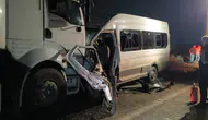 Hatay'da İşçi Servisi ile TIR Kafa Kafaya Çarpıştı: 1 Ölü, 15 Yaralı