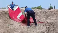 Enkaz Arasında Bulunan Türk Bayrağına Polis Memurundan Anlamlı Saygı