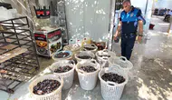 Evde Zehir Üretmişler: Gazete Kâğıdıyla Pişirilen 200 Kilo Midye Ele Geçirildi!
