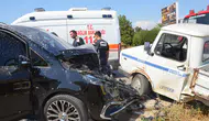 Antalya'da Sürücü Araçta Sıkıştı, Turist Aile Şans Eseri Kurtuldu