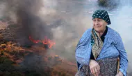 Kepez'de Alevler Evlerin Kapısına Dayandı! Mahalleli Gözyaşlarıyla Evlerini Savundu