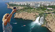 40 Metreden Akdeniz'e dökülen Düden Şelalesi Turistlerin Gözdesi! En İyi Kareyi Yakalamak İçin Yarıştılar