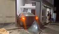 Mersin'de Kontrolden Çıkan Otomobil Galerinin İçine Girdi!