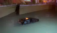 Mersin'de Kanala Düşen Otomobili Kurtarmak İçin Vince Bağlandı