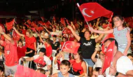Antalya İlçeleri Tek Yürek Oldu: Filenin Sultanları'nın Zaferi Dev Ekranlarda Kutlandı