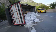 Antalya'da pelet yüklü kamyon bariyerlere çarptı: 1 yaralı