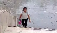 Yağmur Altında İstiklal Marşı Okuyan Küçük Kız Yürekleri Isıttı