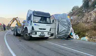 Finike'de Kontrolden Çıkan TIR'ın Dorsesi Devrildi: Yol Kapandı