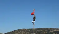Rüzgara Kapılan Türk Bayrağı İçin Canını Dişine Takarak Tırmandı