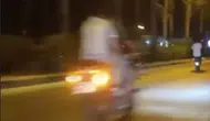 Hatay'da Tehlikeli Yolculuk: Motosikletin Önünü Kaldırıp Trafiği Tehlikeye Attılar