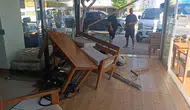 Manavgat'ta Minibüs Kafeye Daldı: Saniyelerle Kurtuldu