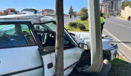 Alanya'da Direğe Çarpan Otomobilin Sürücüsü Yaralıyı Bırakıp Kaçtı
