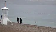 Antalya'da Sıradan Bir Görüntü: Sağanağa Aldırış Etmeden Denize Girdiler
