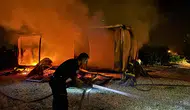 Alevler Bir Anda Yükseldi! Serik'te Konteyner Ev Cayır Cayır Yandı