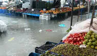 Alanya Mahmutlar'da Sağanak Yağış Cumartesi Pazarı'nı Göle Çevirdi