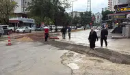 Adana'da Yağış Sonrası Yol Çöktü: Araçlar Çukura Saplandı