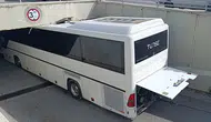 Manavgat'ta Tur Otobüsü Alt Geçide Sıkıştı! Simit Ayranla Kurtarılışını İzledi