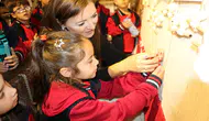 Isparta'da Ziyaretçilerin Elinden Türk Bayrağı Halısı