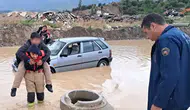 Hatay'da Selde Mahsur Kalan Çocuğu İtfaiyeci Kurtardı