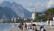 Antalya'da Güneşli Hava Keyfi: Köpeğiyle Denize Girdi