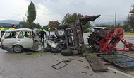 Burdur'da Otomobil Römorka Çarptı, Sıkışan Sürücü Ağır Yaralandı