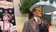 Yağmurda Atatürk’ü Şemsiyesiyle Koruyan Küçük Kız Gönülleri Isıttı!