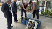 Serik’te Bir Üretici İsraf Olmasın Diye Patlıcanlarını Dağıttı