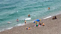 Antalya'da Yağmur Sürprizi: Sahildekiler Denizi Terk Etmedi