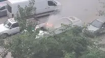 Park Halindeki Minibüs Alev Aldı: Vatandaş Tüple Çatıya Çıktı