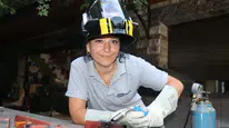 Topuklu Ayakkabıları Çıkardı, Kaynak Maskesini Taktı!