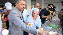 Konyaaltı Cemevi'nde Aşure Lokması: Protokol Vatandaşlara Aşure Dağıttı