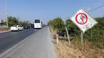 Manavgat’ta Kask Hayatını Kurtardı: Motosiklet Tabelaya Çarptı