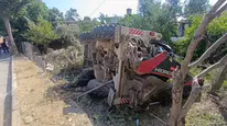 Manavgat'ta İş Makinesi Bahçeye Uçtu