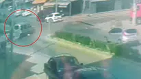 Manavgat'ta Sağa Yanaştı, Sola Kırdı! Araca Çarptığı Anlar Kamerada