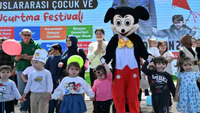 Antalya’da 23 Nisan Coşkusu: Cam Piramit’te Renkli Anlar