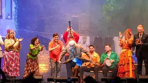 Gırgıriye Müzikali’nde Olaylı Gece: Müjdat Gezen Hastaneye Kaldırıldı