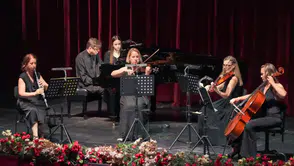 Antalya’da Tek El Piyano ile Dev Performans