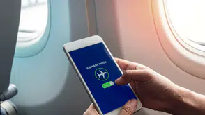 Uçak Yolculuğunda Telefonlar Neden Kapatılır? Uçak Modu Hakkında Merak Edilen Her Şey!