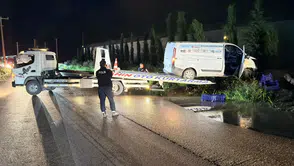 Antalya’da Korkutan Kaza: Kamyonet Su Kanalında Asılı Kaldı