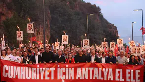 Antalya'da 19 Mayıs Coşkusu! Binlerce Kişi Fener Alayında Buluştu