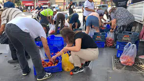 Antalya’da Üretici İsyan Etti: 4 Ton Domatesi Meydanda Ücretsiz Dağıttı