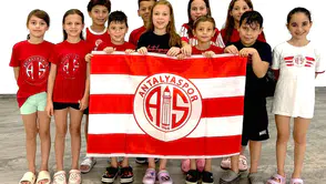 Antalyaspor'un Minik Kulaçlarından Havuzda Türkiye Derecesi